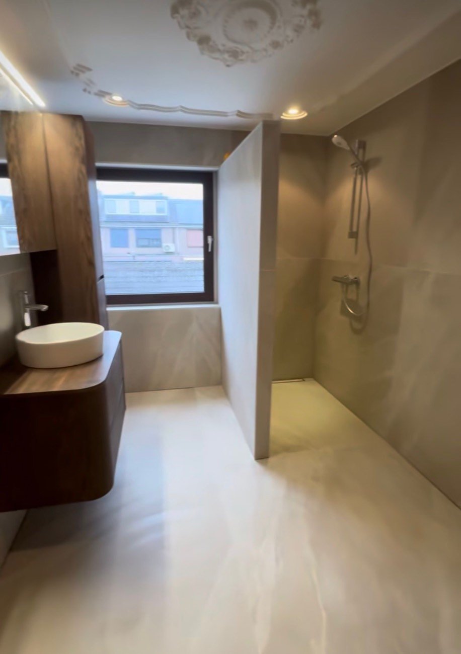 Hochwertig saniertes Badezimmer mit Naturstein und Holz von FH-Fliesenleger im Raum Freiburg