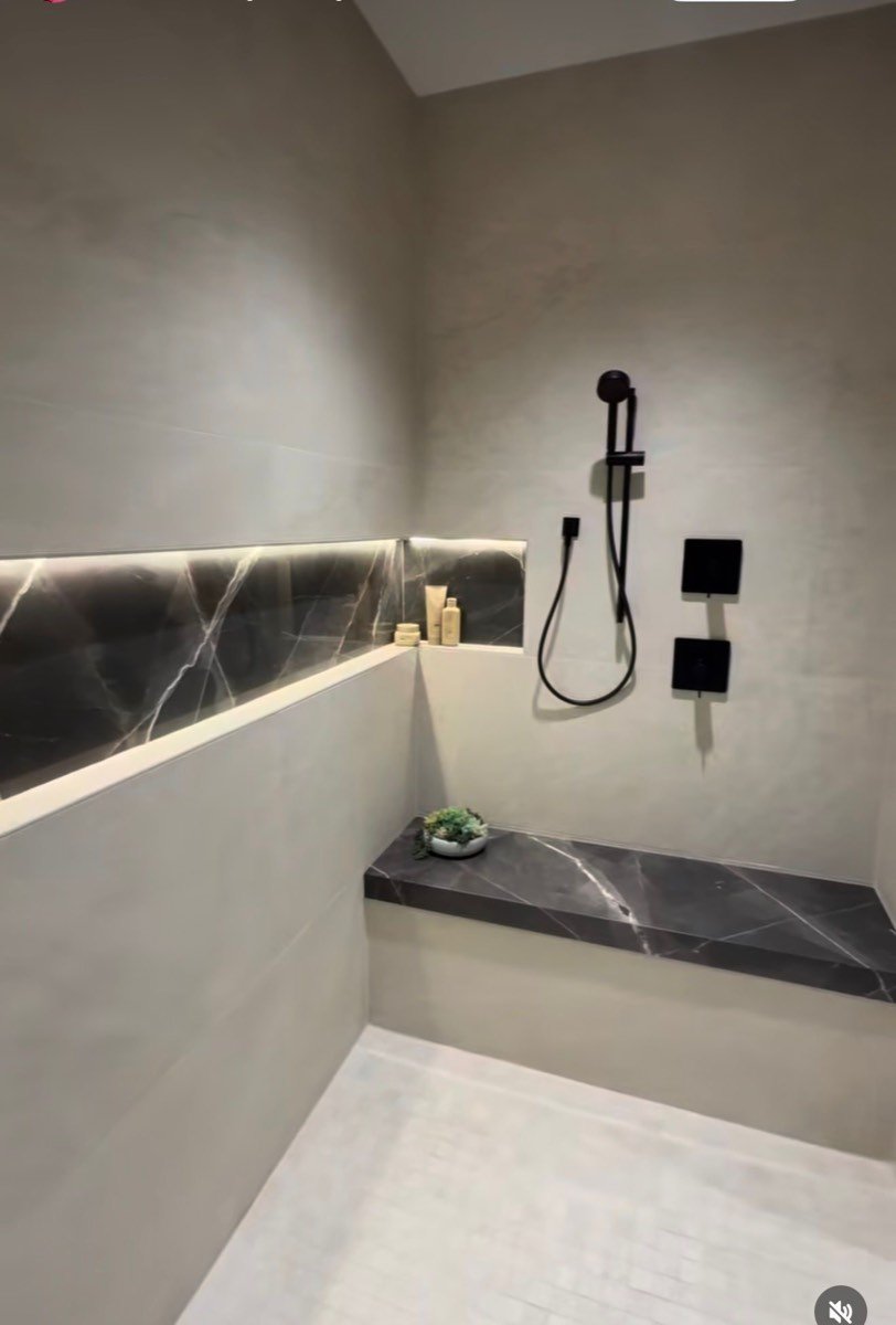 Fertige Dusche mit Marmor-Sitzbank