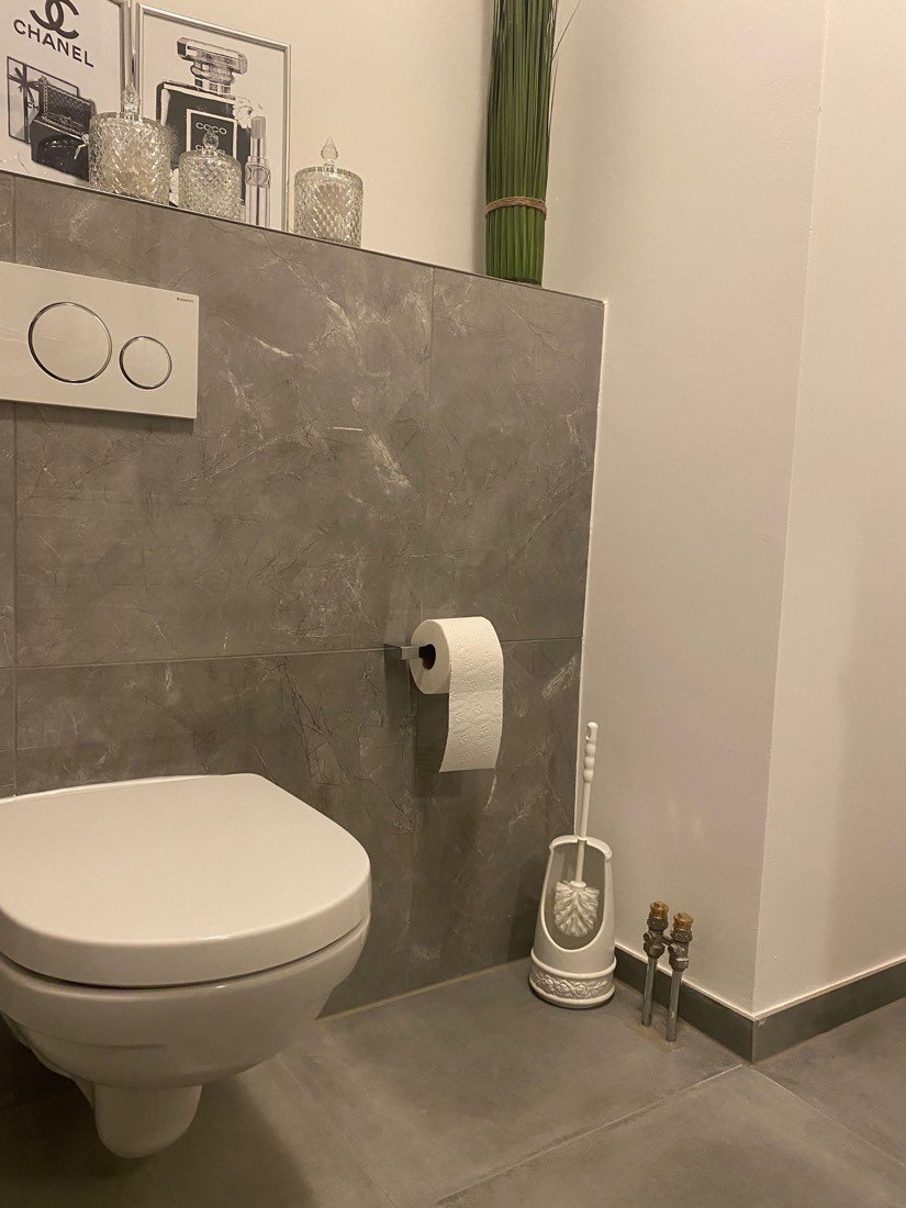 Gäste-WC mit Marmoroptik-Fliesen