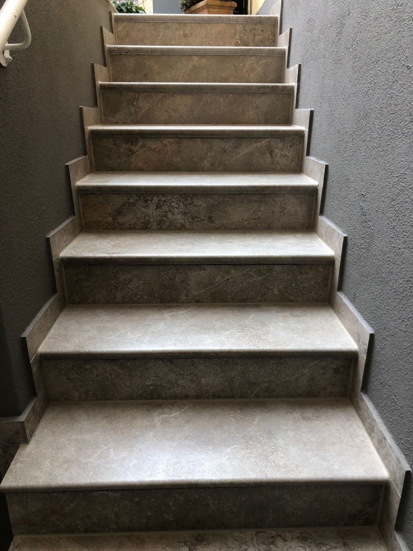 Treppe fliesen – sauber belegte Stufen