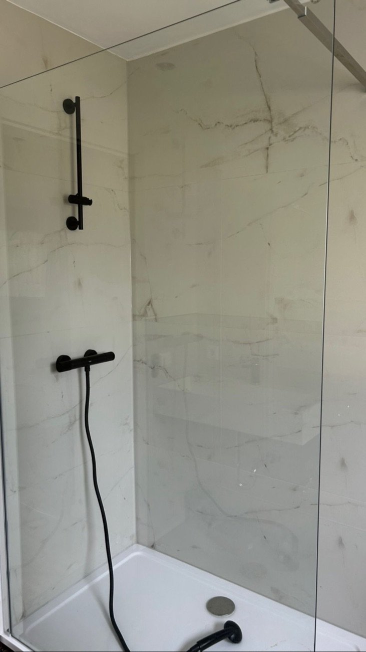 Fertig saniertes Bad mit Marmor-Dusche