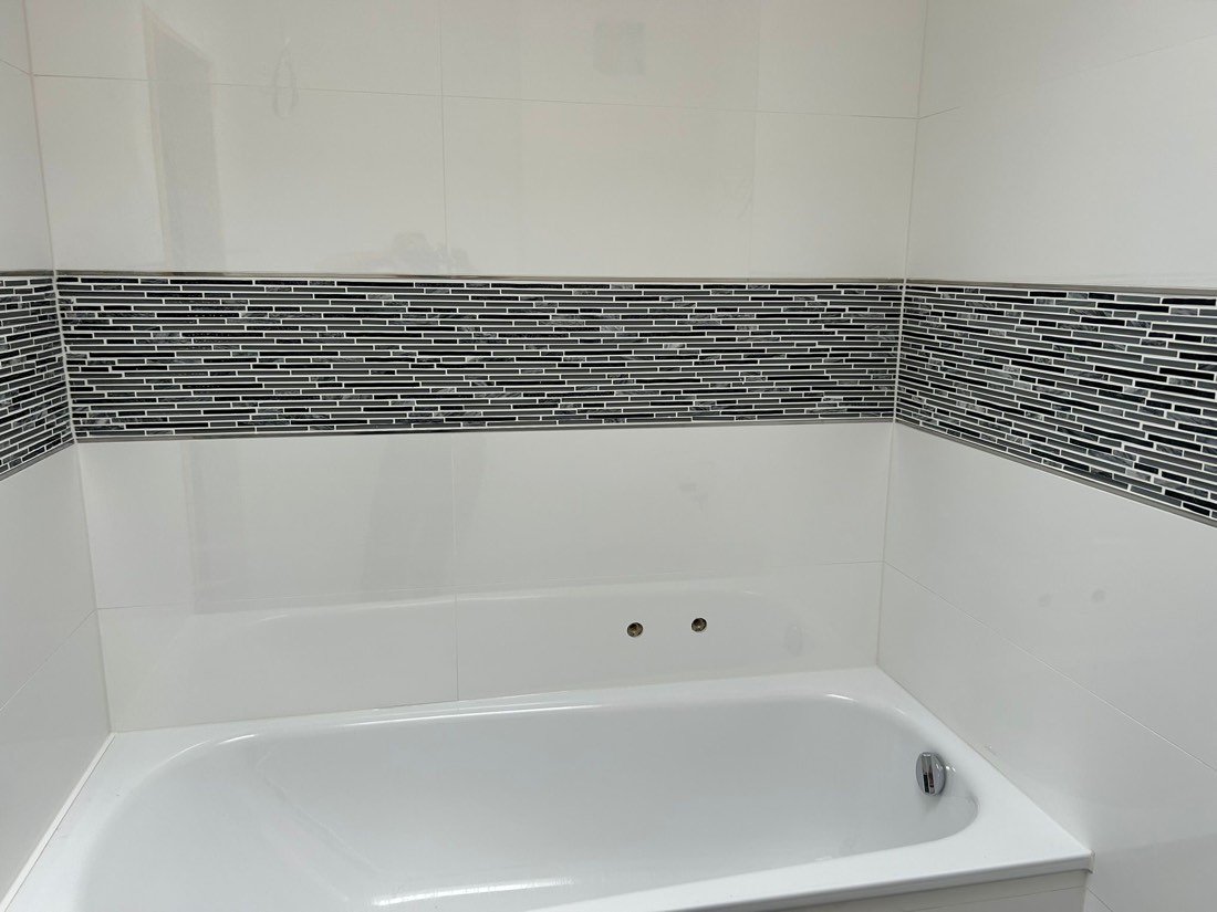 Badewanne mit Mosaik-Bordüre