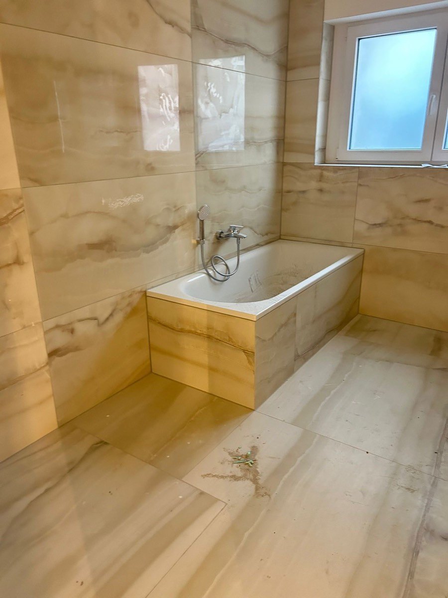 Badewanne mit Onyx-Marmor-Verkleidung
